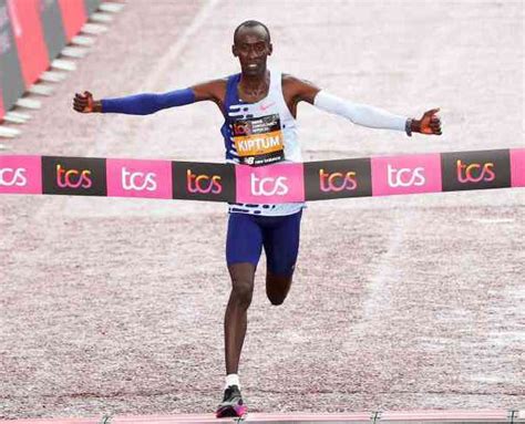 recorde mundial maratona masculino|Kelvin Kiptum quebra o recorde mundial da maratona .